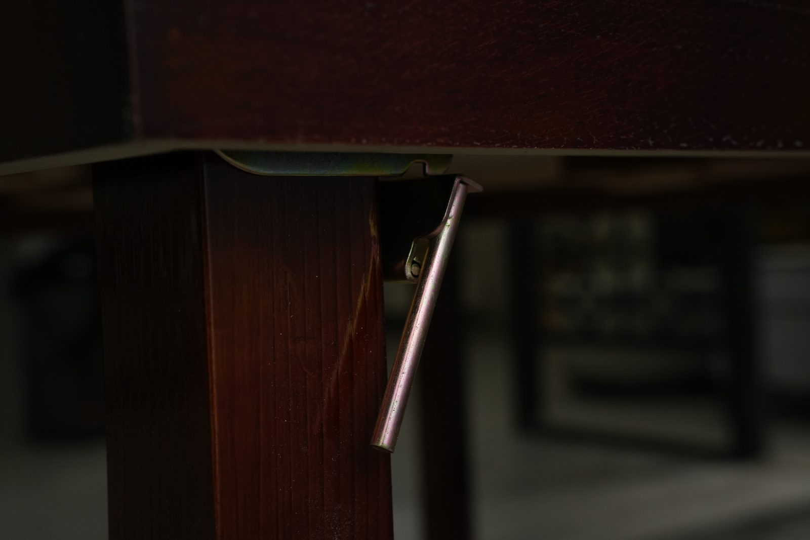 Folding leg latch hook