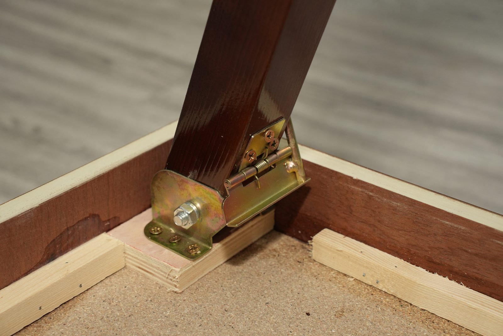 Corner leg joint assembly