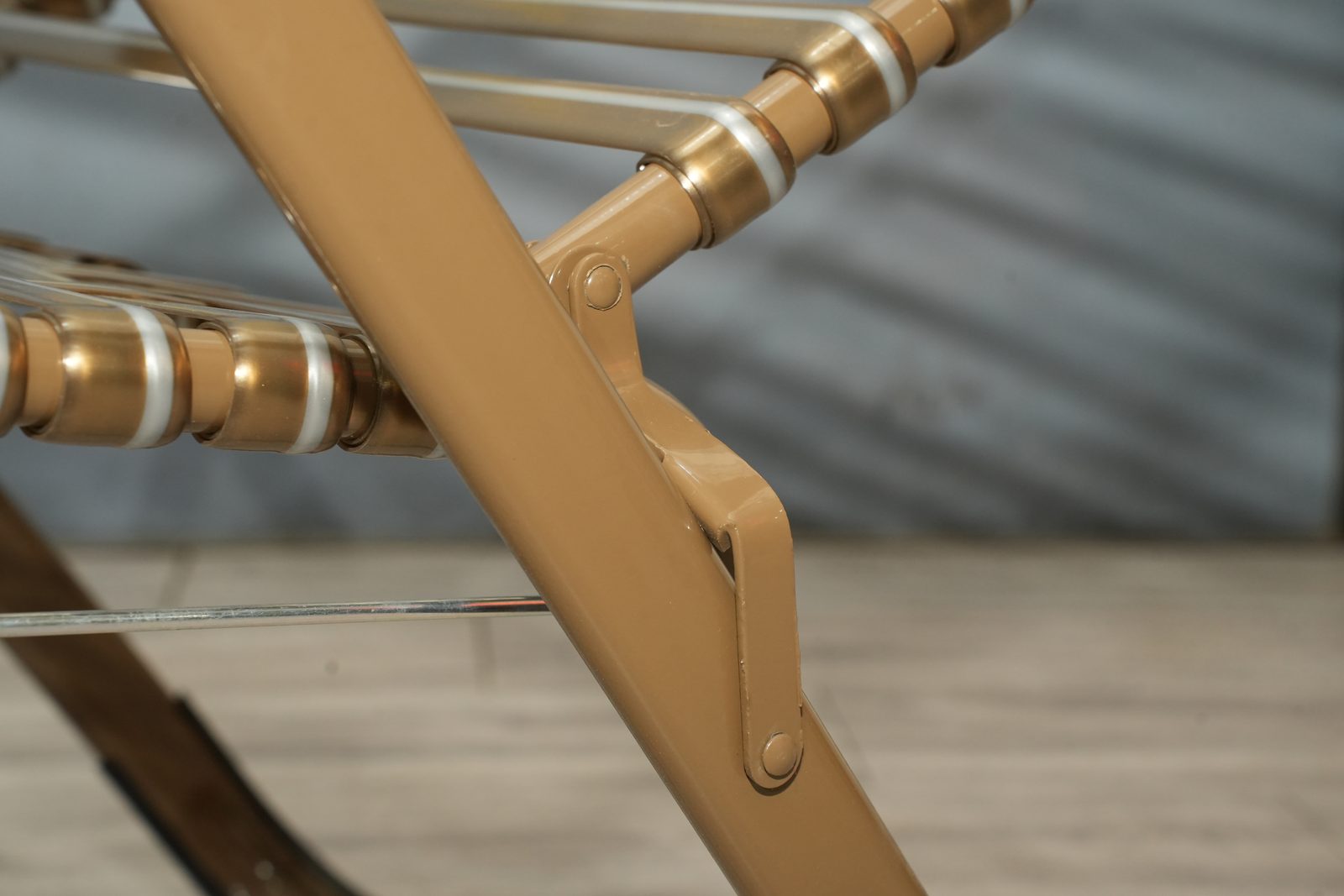 Folding cross joint with rivet
